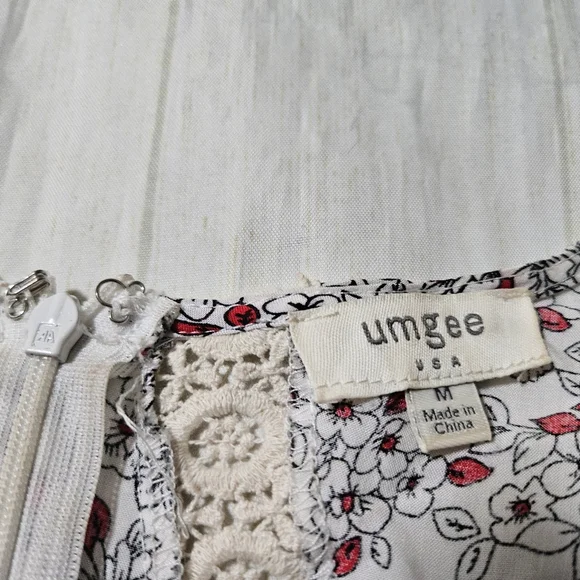 Umgee Floral Bell Sleeve Blouse With Crochet Lace Trim Size Medium - Picture 4 of 9